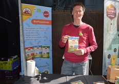 Jeroen Koedam met de vegan kaasproducten van Wilmensburger. 